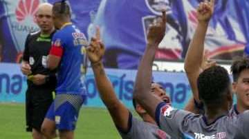 Jugadores del Emelec celebran la consecución de su título 14. Los eléctricos se impusieron a Delfín con un global de 6 a 2 en la final del campeonato ecuatoriano. (Foto: EFE/David Chatón).