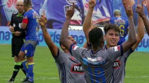 Jugadores del Emelec celebran la consecución de su título 14. Los eléctricos se impusieron a Delfín con un global de 6 a 2 en la final del campeonato ecuatoriano. (Foto: EFE/David Chatón).