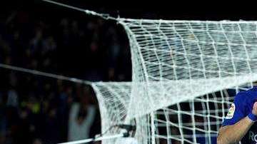 El delantero uruguayo del FC Barcelona Luis Suárez celebra su segundo gol ante el Deportivo. (Foto: EFE/Enric Fontcuberta)