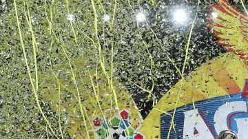 Los jugadores de Millonarios alzan la copa luego de vencer a Independiente Santa Fe este domingo, en la final de la liga colombiana. Foto: EFE/MAURICIO DUEÑAS CASTAÑEDA