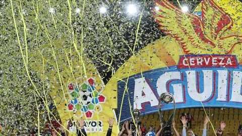 Los jugadores de Millonarios alzan la copa luego de vencer a Independiente Santa Fe este domingo, en la final de la liga colombiana. Foto: EFE/MAURICIO DUEÑAS CASTAÑEDA