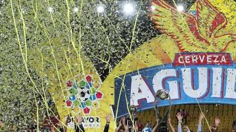 Los jugadores de Millonarios alzan la copa luego de vencer a Independiente Santa Fe este domingo, en la final de la liga colombiana. Foto: EFE/MAURICIO DUEÑAS CASTAÑEDA