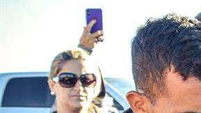 El futbolista argentino Carlos Tevez y la tortuga que liberó en el mar de San Clemente del Tuyú, provincia de Buenos Aires. (Foto: EFE/MUNDO MARINO)