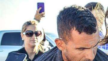 El futbolista argentino Carlos Tevez y la tortuga que liberó en el mar de San Clemente del Tuyú, provincia de Buenos Aires. (Foto: EFE/MUNDO MARINO)