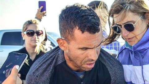 El futbolista argentino Carlos Tevez y la tortuga que liberó en el mar de San Clemente del Tuyú, provincia de Buenos Aires. (Foto: EFE/MUNDO MARINO)