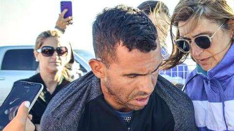El futbolista argentino Carlos Tevez y la tortuga que liberó en el mar de San Clemente del Tuyú, provincia de Buenos Aires. (Foto: EFE/MUNDO MARINO)