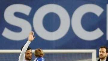 El delantero mexicano Carlos Vela dijo adiós a la Real Sociedad,y lo hizo con gol frente al Sevilla en el estadio Anoeta de San Sebastián. (Foto: EFE/Juan Herrero)