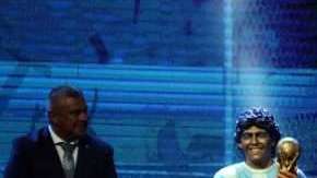 La Conmebol desveló dos estatuas de tamaño real de Maradona y Pelé durante el sorteo de las copas Sudamericana y Libertadores. EFE/Andrés Cristaldo