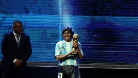 La Conmebol desveló dos estatuas de tamaño real de Maradona y Pelé durante el sorteo de las copas Sudamericana y Libertadores. EFE/Andrés Cristaldo