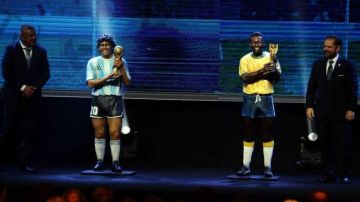 La Conmebol desveló dos estatuas de tamaño real de Maradona y Pelé durante el sorteo de las copas Sudamericana y Libertadores. EFE/Andrés Cristaldo
