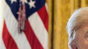 El presidente estadounidense, Donald Trump, muestra la firma de la ambiciosa reforma fiscal que incluye notables recortes de impuestos para empresas y trabajadores.