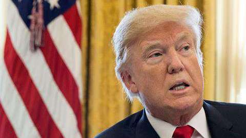 El presidente estadounidense, Donald Trump, muestra la firma de la ambiciosa reforma fiscal que incluye notables recortes de impuestos para empresas y trabajadores.