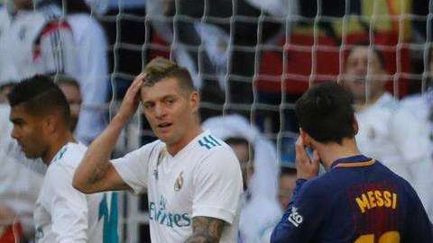 Leo Messi extiende la mano a CR7. EFE