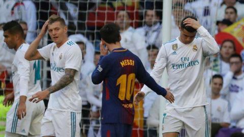 Leo Messi extiende la mano a CR7. EFE