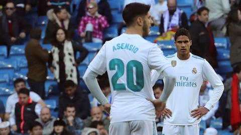 Los jugadores del Real Madrid, Marco Asensio, Raphael Varane y Luka Modric se lamentan tras el tercer gol del FC Barcelona en el Clásico. (Foto: EFE/Kiko Huesca)