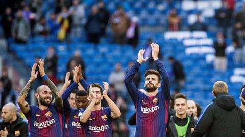 Los jugadores del Barcelona celebran su triunfo sobre el Real Madrid