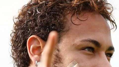 El jugador de París Saint-Germain, Neymar Jr. recibe al 2018 en brazos de su exnovia. (Foto: EFE/Ari Ferreira)