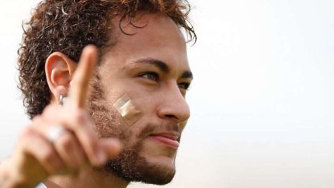 El jugador de París Saint-Germain, Neymar Jr. recibe al 2018 en brazos de su exnovia. (Foto: EFE/Ari Ferreira)