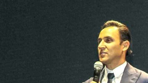 El portero tico del Real Madrid, Keylor Navas, acompañado de su esposa Andrea Salas, asiste a la presentación del filme basado en su vida en su natal Costa Rica. (Foto: EFE/Alexander Otálora)