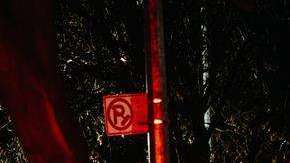 Miembros del Departamento de Bomberos de la Ciudad de Nueva York (FDNY) trabajan en el desalojo del edificio quemado.