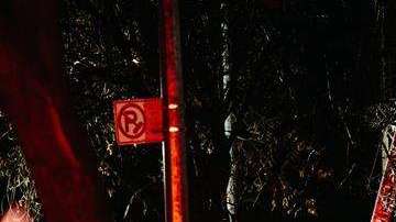 Miembros del Departamento de Bomberos de la Ciudad de Nueva York (FDNY) trabajan en el desalojo del edificio quemado.