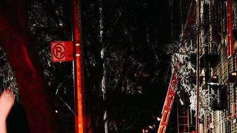 Miembros del Departamento de Bomberos de la Ciudad de Nueva York (FDNY) trabajan en el desalojo del edificio quemado.