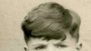 La foto muestra a Robin King cuando era niño (izq) y actualmente.