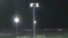 Un auto deportivo irrumpió en el campo de juego durante un partido en Abu Dhabi.