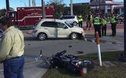 Accidente entre un auto y una motocicleta, en el que el motorista herido fue socorrido por un adolescente.