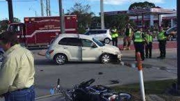 Accidente entre un auto y una motocicleta, en el que el motorista herido fue socorrido por un adolescente.