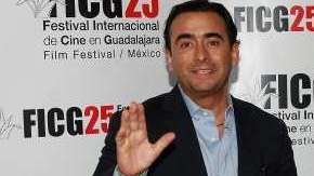 Adal Ramones es acosado.