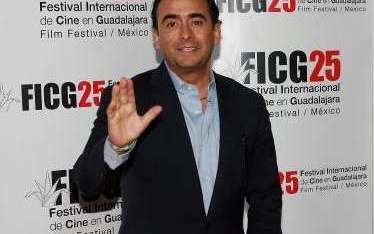 Adal Ramones es acosado.