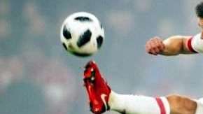 El mexicano Hirving Lozano no pudo ayudar al PSV en el clásico con el Ajax.