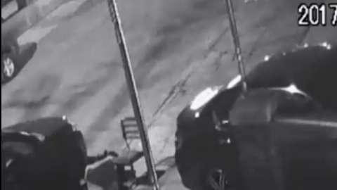 Las autoridades buscan a los sospechosos del ataque.