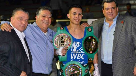 Ezequiel Huaracha con Joel Campuzano, Mario Gutiérrez y Mauricio Sulaimán al concluir el Torneo Amateur CMB. (Javier Quiroz / La Raza)