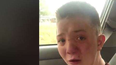 Keaton le dice a su madre que no puede entender por qué otros chicos actúan así.