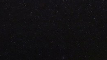 La claridad de las estrellas en el cielo vuelven sospechosas las imágenes.