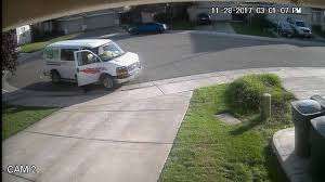 Un conductor defeca en la entrada de una casa.