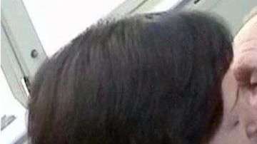 Hitomi Soga besa emotivamente a su esposo Charles Jenkins, en el aeropuerto de Yakarta, después de estar separados por dos años./Getty