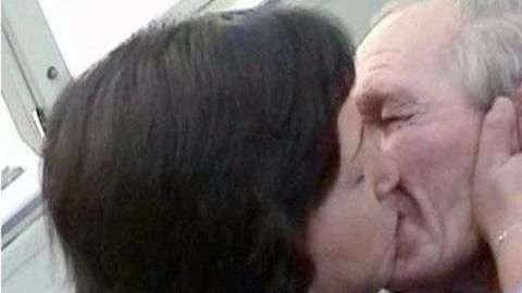 Hitomi Soga besa emotivamente a su esposo Charles Jenkins, en el aeropuerto de Yakarta, después de estar separados por dos años./Getty