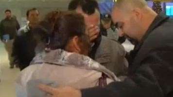 Miembros de la iglesia Parish of the Holy Cross acudieron al aeropuerto a despedir a la pareja.