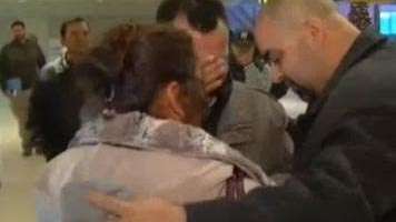 Miembros de la iglesia Parish of the Holy Cross acudieron al aeropuerto a despedir a la pareja.