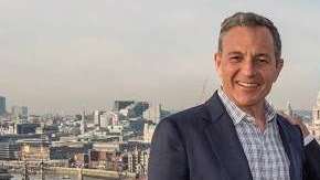 El presidente de Disney, Robert Ige (i), y el presidente de Fox, Rupert Murdoch (d). EFE