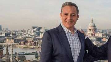 El presidente de Disney, Robert Ige (i), y el presidente de Fox, Rupert Murdoch (d). EFE