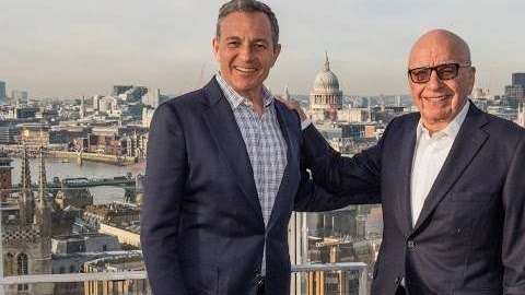 El presidente de Disney, Robert Ige (i), y el presidente de Fox, Rupert Murdoch (d). EFE