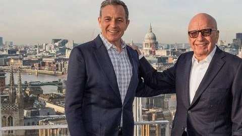 El presidente de Disney, Robert Ige (i), y el presidente de Fox, Rupert Murdoch (d). EFE