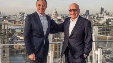 El presidente de Disney, Robert Ige (i), y el presidente de Fox, Rupert Murdoch (d). EFE