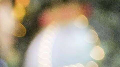 Salma Hayek se toma una foto con Mickey Mouse en Disneyland París