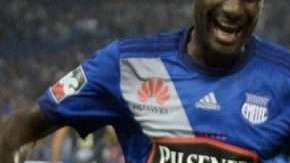 Emelec le pegó 4-2 a Delfín en la ida de la final del fútbol de Ecuador.