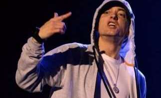 En la letra también se refiere a Ivanka Trump como "estúpida pequeña niña rubia".